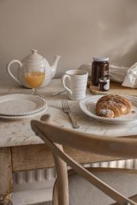 布雷Plum Bray的一张桌子,上面放着一盘面包和茶壶