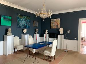 阿曼泰阿Palazzo Carratelli的一间带桌椅和吊灯的用餐室