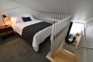 MansonvilleDestination Owl's Head - Mtn Haus的卧室配有一张带黑色毯子的白色床