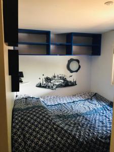 塞里尼昂Mobil-home sur terrain privé的一间卧室配有一张带蓝色双层床的床