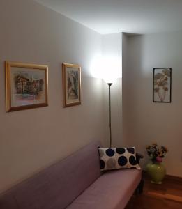 杜布罗夫尼克Verica house的客厅配有沙发和墙上的照片