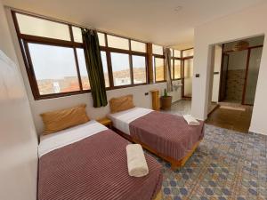 塔哈佐特Sun House Morocco的酒店客房带两张床和窗户