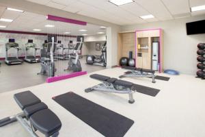 休斯顿Wyndham Houston near NRG Park - Medical Center的健身房设有数台跑步机和健身器材