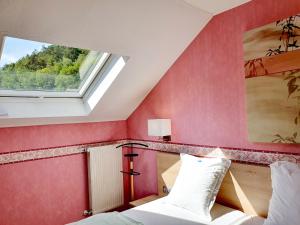 科普斯塔尔维登达尔酒店的卧室设有红色的墙壁和窗户。