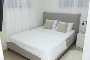 谢莫纳城יחידת קורל בלב הגליל העליון coral unit的卧室配有白色的床单和枕头