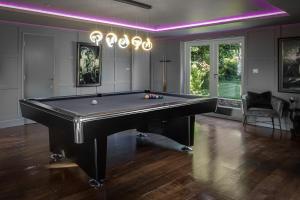 布莱克浦Spengarth House by STAMP SA的台球室配有台球桌和紫色照明