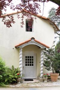 BouayeChâteau du Bois de La Noe的白色的房子,有白色的门和窗户