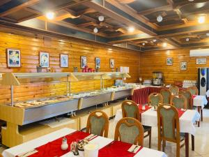 赫维兹马耶里克酒店的餐厅设有桌椅和木墙