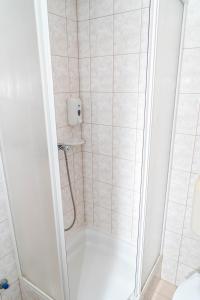 赫维兹马耶里克酒店的带淋浴、卫生间和盥洗盆的浴室