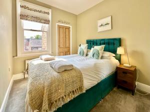 约克Montrose House的一间卧室设有一张大床和一个窗户。
