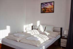 尼彻兹VIPABO SolneSPA - Sauna, Grota Solna, Łaźnia parowa的一张带白色毯子和枕头的床