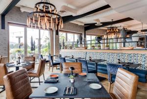基洛纳Manteo at Eldorado Resort的一间带桌椅和吊灯的餐厅