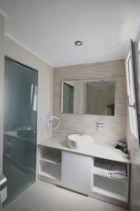 海若克利欧米拉贝洛酒店的白色的浴室设有水槽和镜子