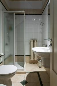 莱切Suite Paisiello的浴室配有卫生间、盥洗盆和淋浴。