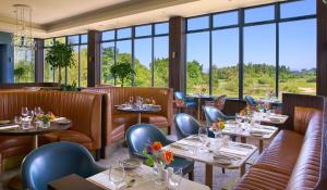 布莱辛顿图尔法利斯酒店及高尔夫度假村的餐厅设有桌椅和窗户。
