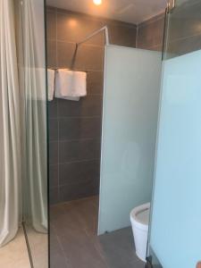 Cẩm XuyênHOMESTAY THIÊN CÂM的浴室设有玻璃淋浴间和卫生间