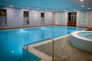 剑桥Cambridge Belfry Hotel & Spa的一个带热水浴缸的大型游泳池