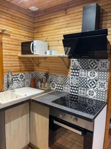 ArthonRomantique chalet avec sauna et jacuzzi extérieur的厨房配有水槽和台面