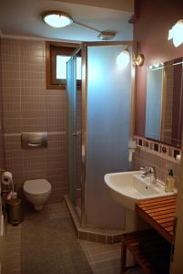 雷贝里岛里索拉旅馆的带淋浴、卫生间和盥洗盆的浴室