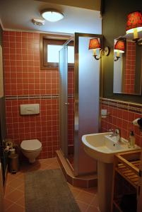 雷贝里岛里索拉旅馆的浴室配有卫生间、盥洗盆和淋浴。