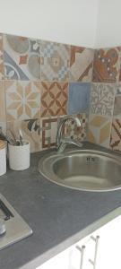 阿德耶Asociación deportiva TAGOROR LOS OLIVITOS的浴室内的一个水槽,墙上有瓷砖