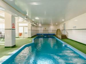 LatheronCraiglea Lodge & Barn的蓝色建筑中的游泳池