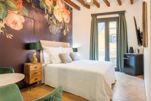 马略卡岛帕尔马Dog Admiral - Urban Guest House的一间卧室设有一张床和鲜花墙
