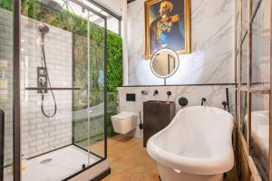 马略卡岛帕尔马Dog Admiral - Urban Guest House的带淋浴、浴缸和盥洗盆的浴室