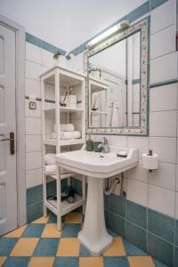 卡兰巴卡The Rock Guesthouse的一间带水槽和镜子的浴室