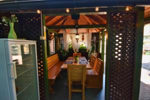 克利默内什蒂Casa Cizi的一间带桌子和围栏的用餐室