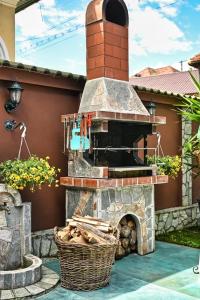 克利默内什蒂Casa Cizi的房屋庭院内的石头壁炉