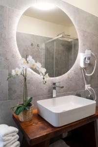 VertemateFLOWERS ROOM stanza privata tra Como e Milano的浴室设有白色水槽和镜子
