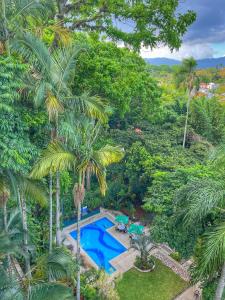 科尔多瓦科多巴康福特茵酒店的享有游泳池和棕榈树的上方景色