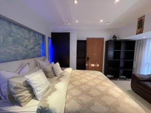 埃拉特Eilat Beach House的一间卧室配有一张大床和一张沙发
