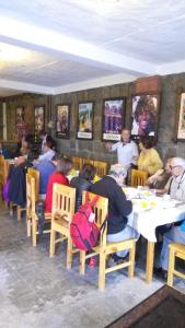 拉利贝拉Zan-Seyoum Hotel - Lalibela的一群坐在餐厅桌子上的人