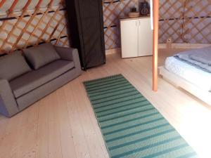 TaliándörögdFoxódi Lombjurta的带沙发和地毯的客厅