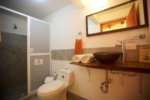 圣安德烈斯Karibbik Haus Hostel的一间带卫生间、水槽和镜子的浴室