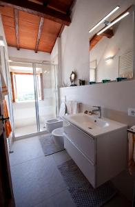 博尔戈圣洛伦索Villa Colle di Giotto Mugello, Tuscany的白色的浴室设有水槽和卫生间。