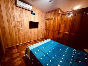 戴维Residencial Coya的一间卧室设有蓝色的床和木墙