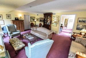 滨湖尼亚加拉Blairpen House Country Inn的客厅配有沙发和两把椅子