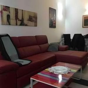 博洛尼亚Splendido appartamento in zona fiera a bologna的客厅配有红色沙发和茶几