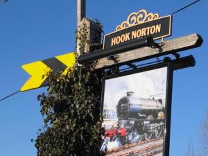 Clifton HamptonThe Great Western Arms的挂在上面的火车上,挂着一个挂在上面的挂牌