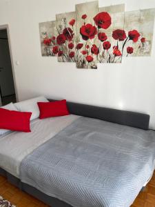 的里雅斯特CASA DENDI的卧室配有一张墙上红色罂粟的床