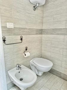 特罗佩阿Tropea Solemare的一间带卫生间和水槽的浴室