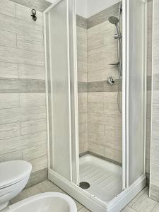 特罗佩阿Tropea Solemare的设有带卫生间的浴室内的淋浴间