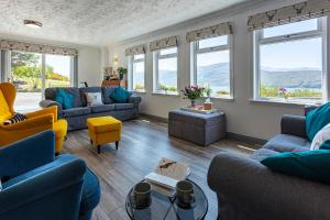 阿勒浦Lochbroom Lodge的带沙发和椅子的客厅以及窗户。