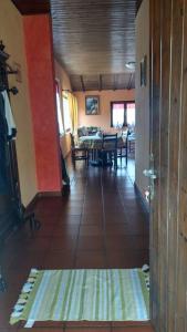 特乌拉达Casa vacanza Il Podere的走廊设有客厅和饭厅