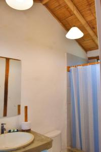 维加伊托Casa Lodge (primera fila)的一间带水槽、卫生间和镜子的浴室