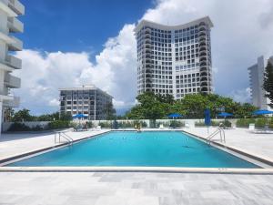 迈阿密海滩Entire Beach Front Condo w/ pool Amazing view 4pax的一座游泳池,有两座高楼