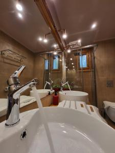 雷夫卡达镇BELLA VITA boutique hotel lefkada的浴室设有水槽、两个水槽和镜子